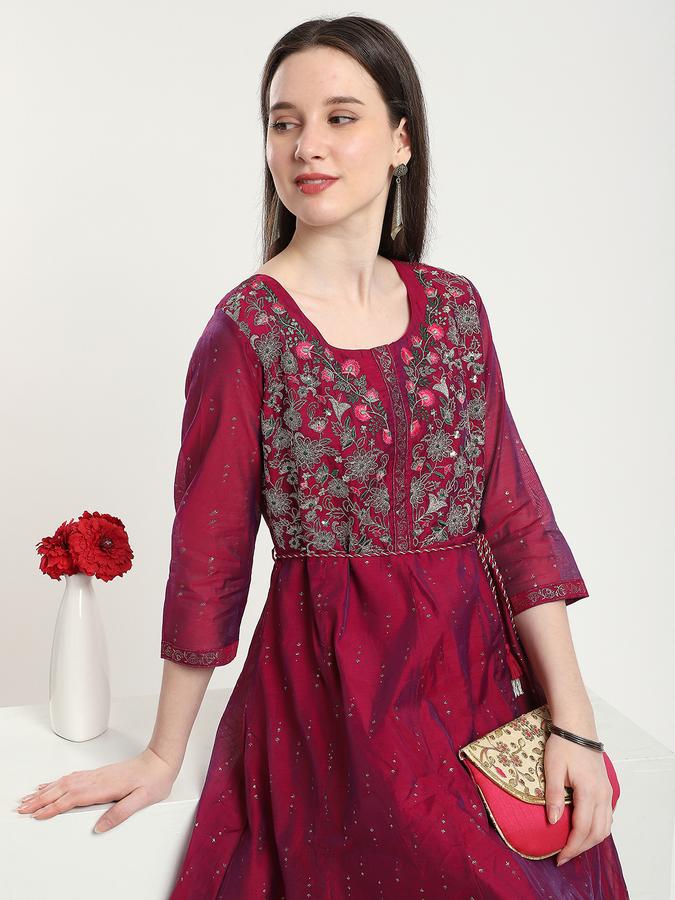 Women Viscose Blend Regular Fit U Neck Embroidered Kurta