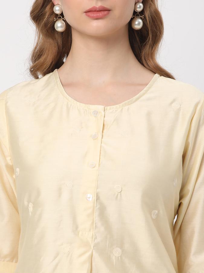 Women Embroidered Round-Neck Tunic image number 3