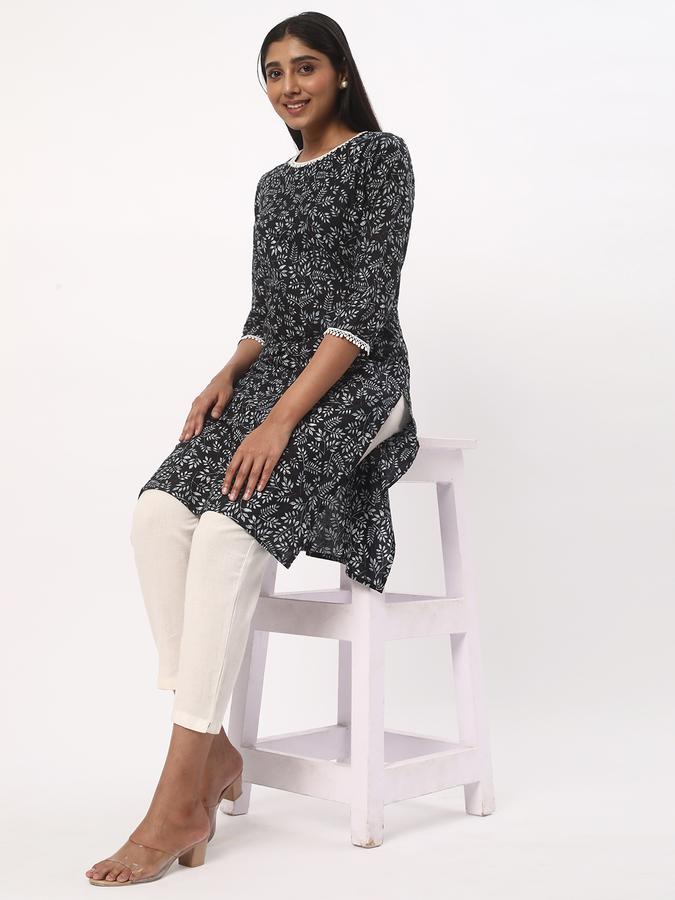 Women Cotton Regular Fit Round Neck Printed Kurta