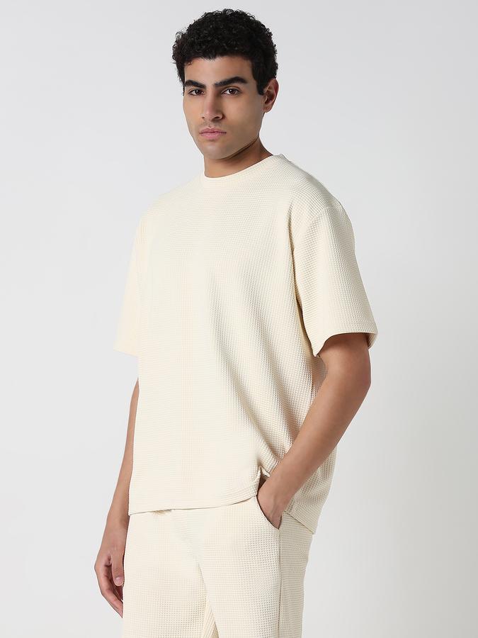 Solid Men Round Neck T-Shirt image number 2