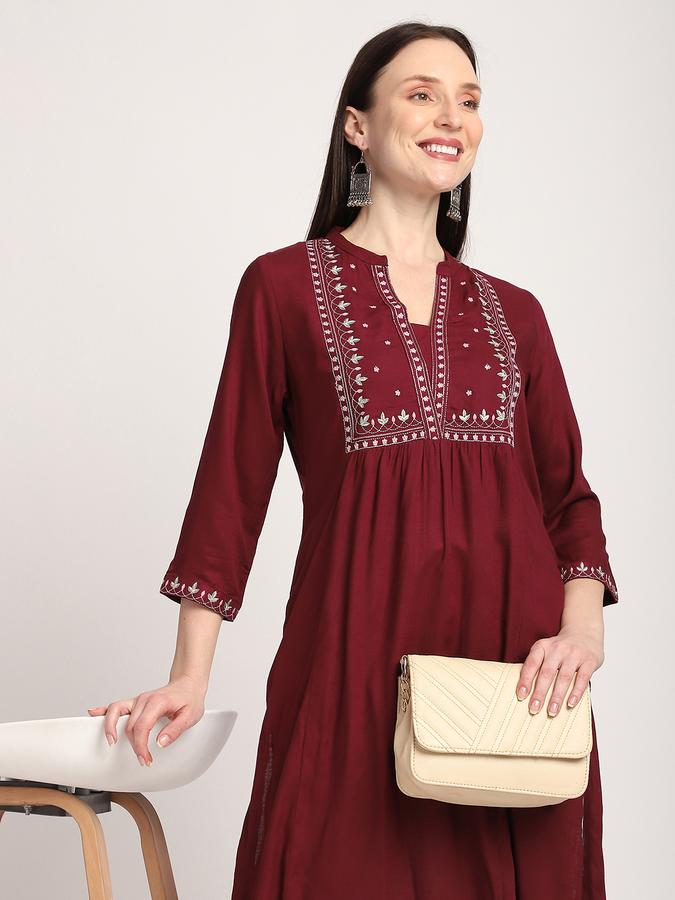 Women Viscose Regular Fit Sweetheart Neck Embroidered Kurta
