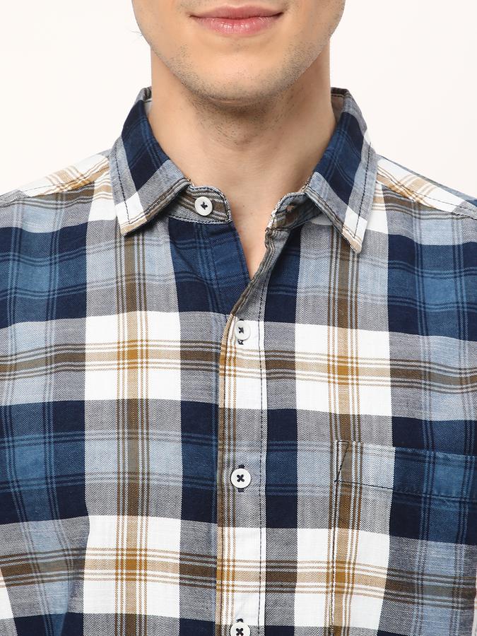 Men Slim Fit Cutaway Collar Shirt image number 3