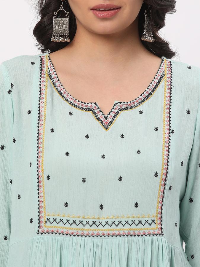 Women Embroidered Straight Tunic image number 3