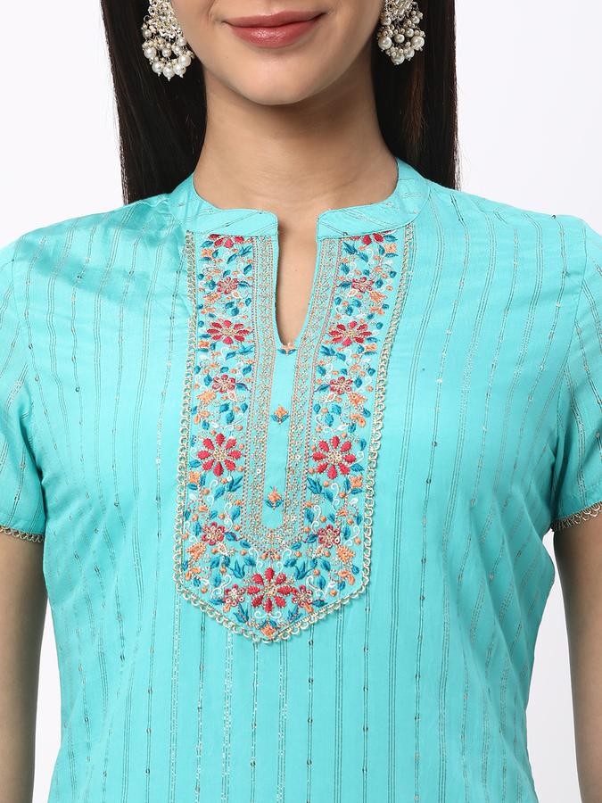 Women Embroidery Kurta image number 3