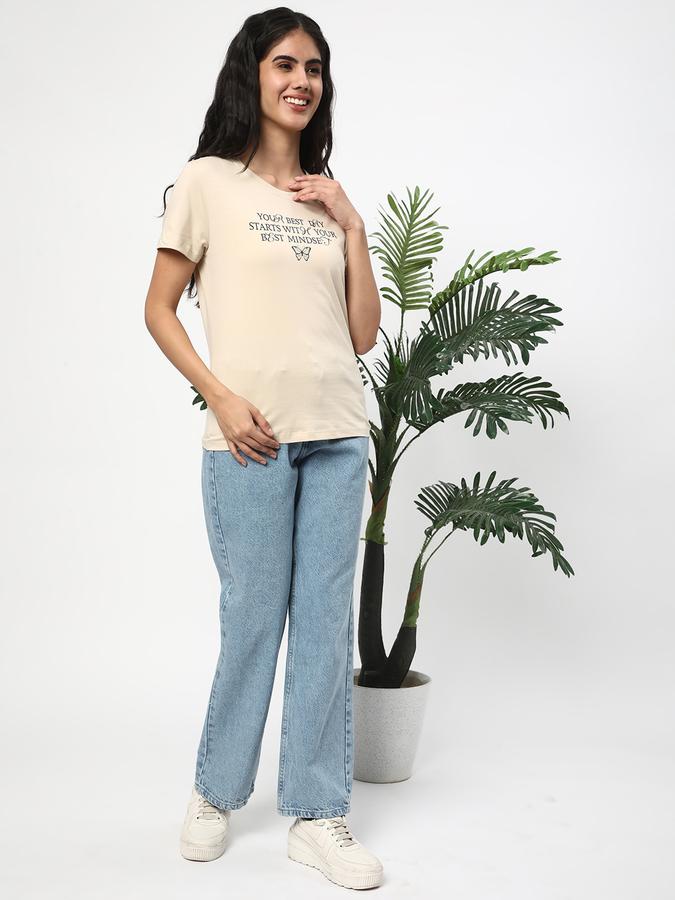 Women Lightly Washed Relaxed Fit Jeans image number 1