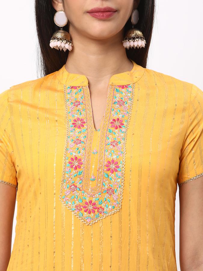 Women Polyester Blend Regular Fit Mandarin Collar Embroidered Kurta