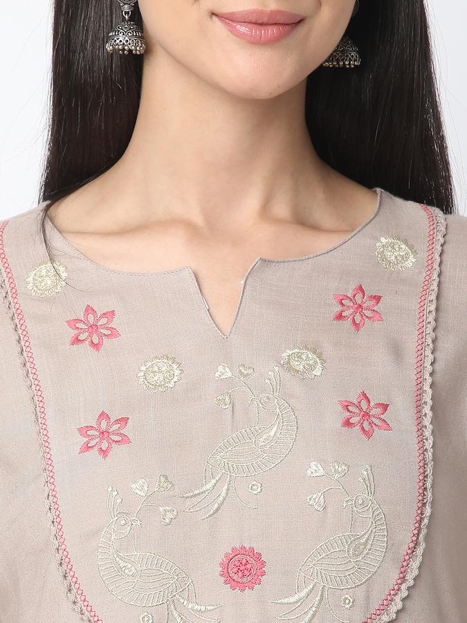 Women Embroidered Straight Kurta image number 3