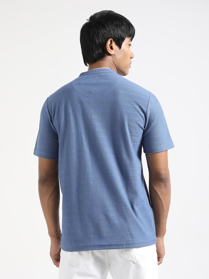 Men Textured Henley T-shirts image number 3