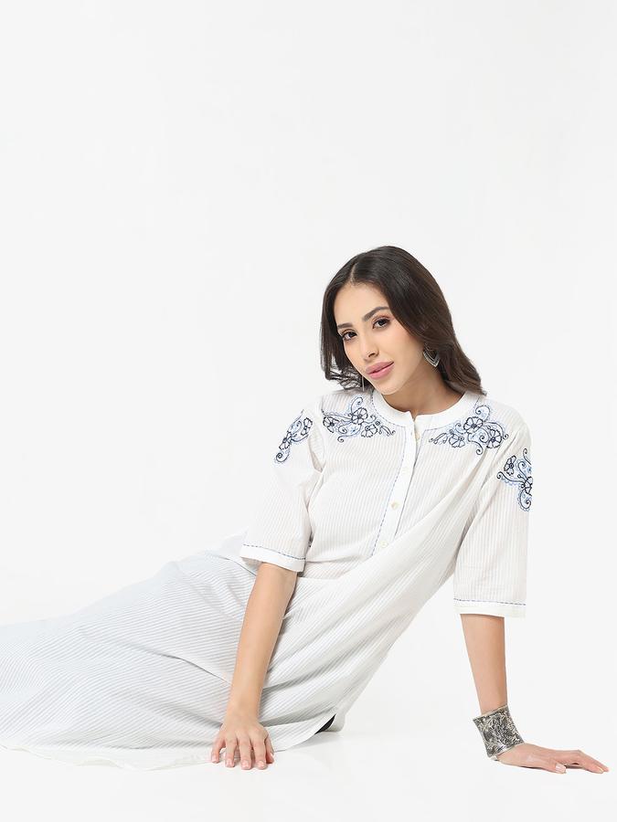 Women's regular fit embroidered mandarin collar solid kurta 