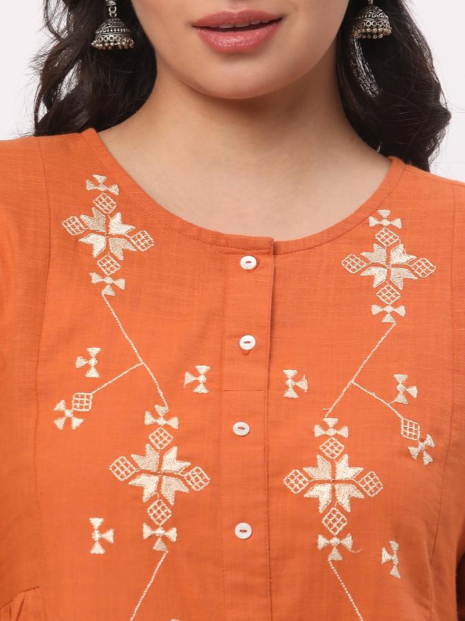 Women Embroidered Straight Kurta image number 3