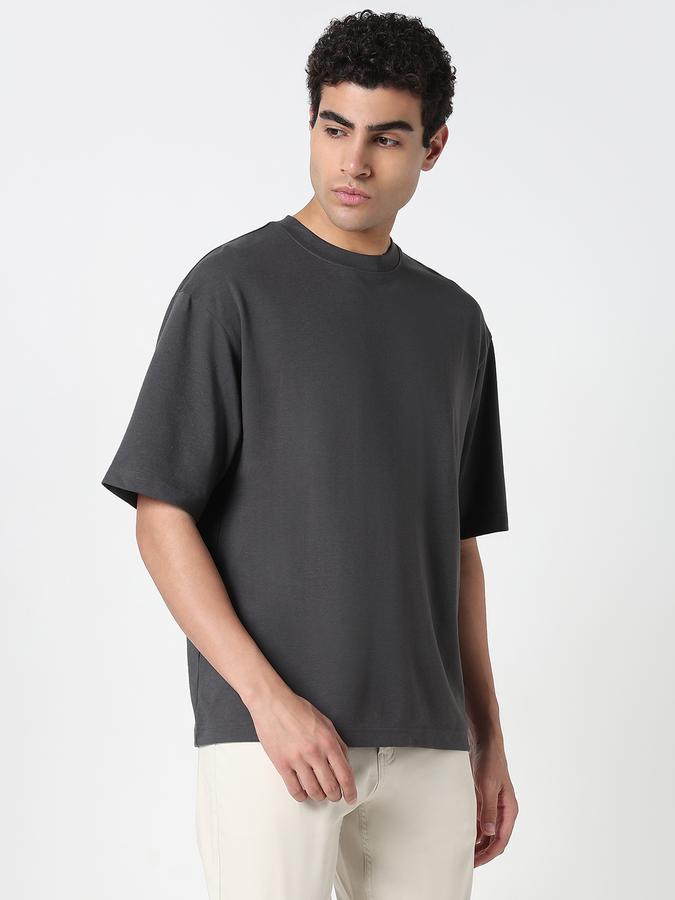 Solid Men Round Neck T-Shirt image number 2