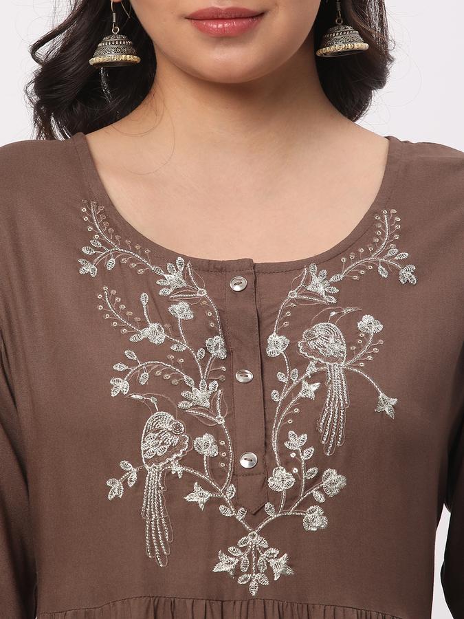 Women Embroidered Flared Kurta image number 3