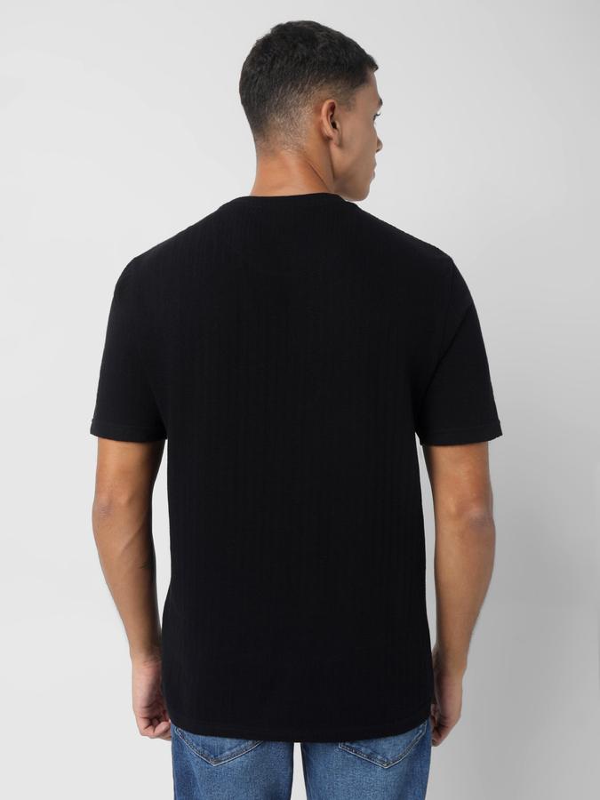 Men Regular Fit Round-Neck T-Shirt with Short Sleeves image number 3